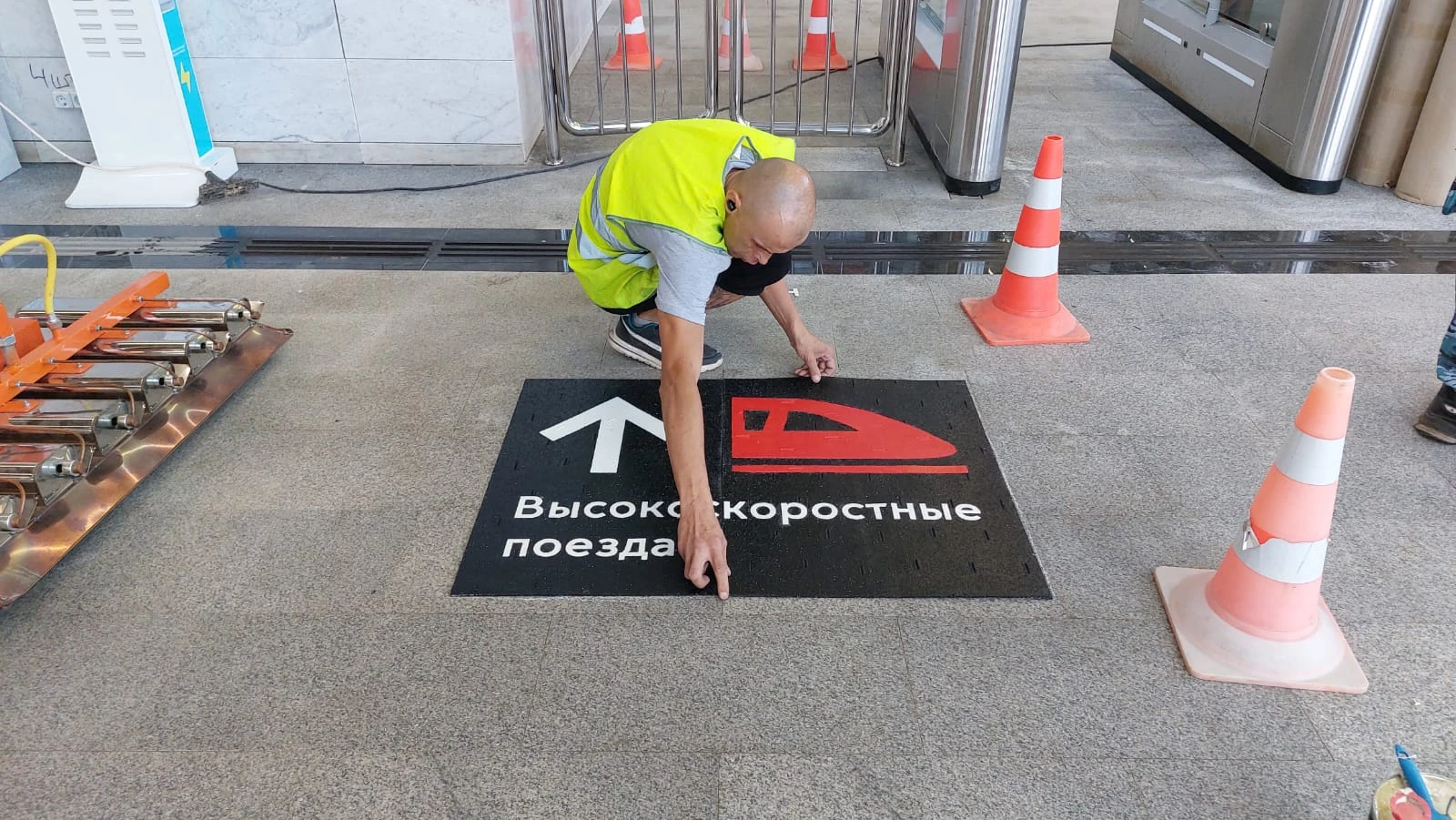 Монтаж навигационного знака из термопластика
